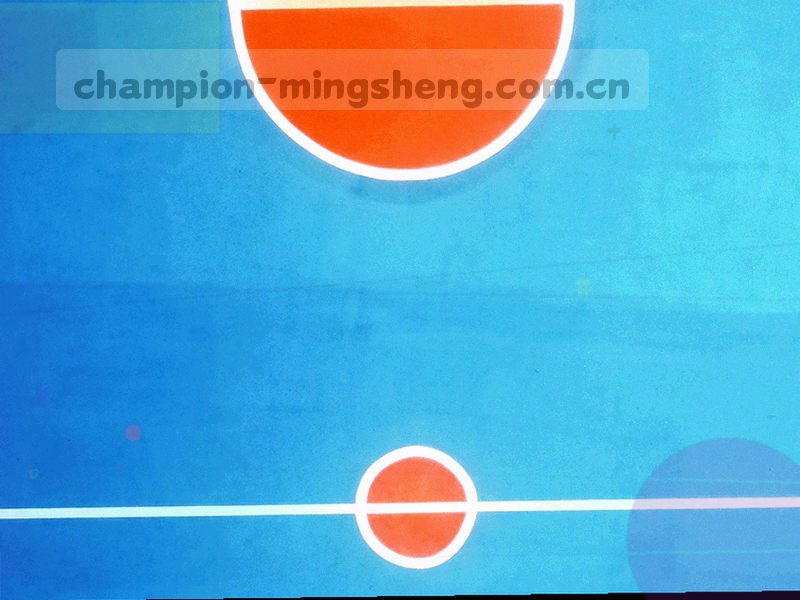 低角度拍摄的青少年训练场，画面保留运动模糊与逆光轮廓